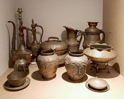 De nombreux types de vases sont exposés dans cette pièce.