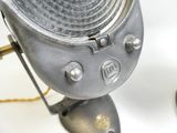 un gros plan d'une lampe posée sur une table blanche