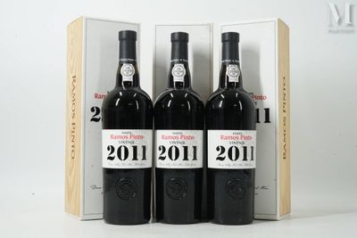 trois bouteilles de vin dans un coffret en bois sur une surface blanche