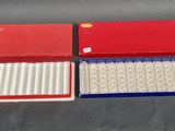 Deux paquets de cigarettes sont posés l'un à côté de l'autre sur une table.