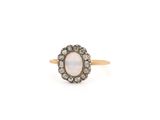 une bague ornée d'un opalite et d'un groupe de diamants