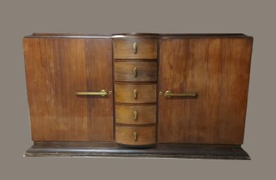 une photo d'une armoire en bois avec des poignées en laiton