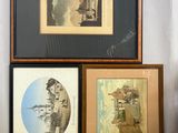de nombreuses photos accrochées au mur au-dessus des toilettes