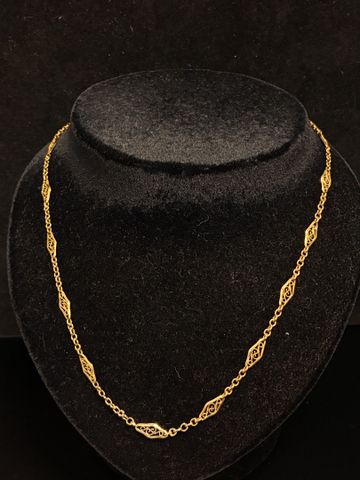 Collier à maillons filigranés en or 18 carats 750 millièmes. En r...