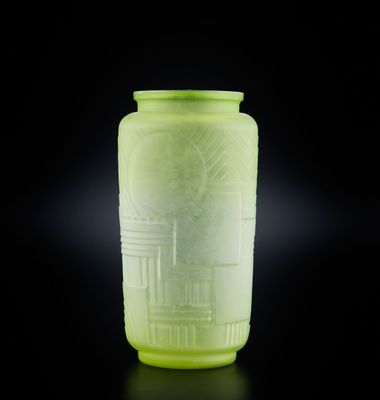 un vase vert posé sur une surface noire