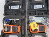 deux téléphones portables orange et noirs posés sur un étui noir