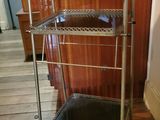 une étagère en métal posée sur un plancher en bois
