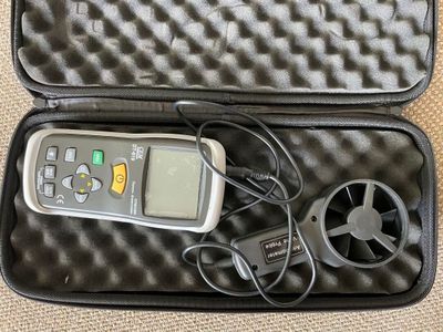 un boîtier contenant une télécommande et un ventilateur