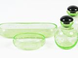 un ensemble d'objets en verre vert posés sur une surface blanche