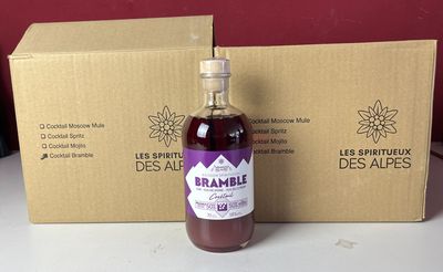 une bouteille de vin à côté d'un carton de vin