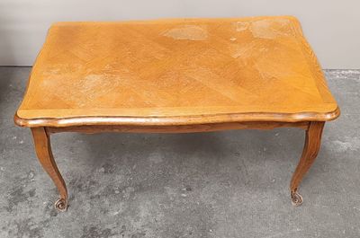 Une table basse en chêne et un petit meuble à roulette accid…