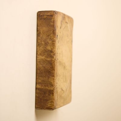un vieux livre accroché au mur dans une pièce