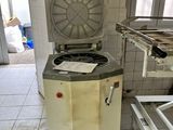 une machine placée au milieu d'une pièce