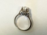gros plan d'une bague en diamant sur une surface blanche