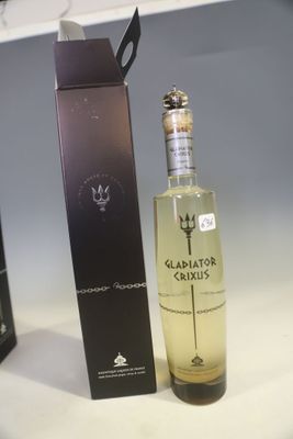 une bouteille d'alcool posée à côté d'une boîte sur un comptoir