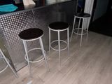 trois tabourets placés devant un comptoir