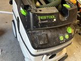 une photo d'un aspirateur dans un garage