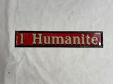 une pancarte rouge et noire sur laquelle on peut lire « i humanite »