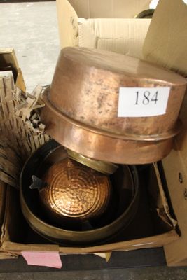une boîte remplie de casseroles et de poêles posée par terre