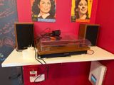 un tourne-disque posé sur une table