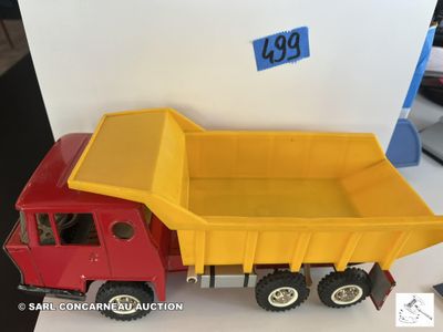 un camion jouet posé sur une table