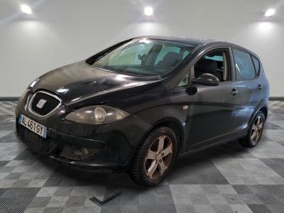 la photo d'une voiture noire garée dans un garage