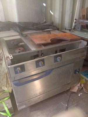 une image d'une cuisine commerciale avec une cuisinière et un four