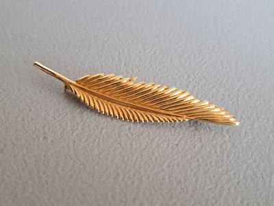 Broche en or jaune 18K 750 millièmes, à décor de plume. - Photo 1