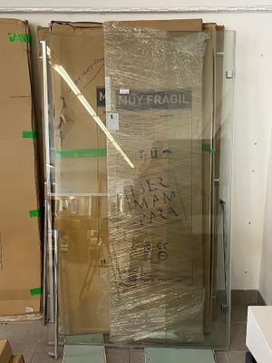 une porte de douche en verre au milieu d'une pièce