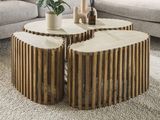 une table basse faite de rondins de bois posée à même le sol