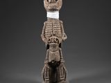 une statue représentant un squelette avec un bandage sur la tête