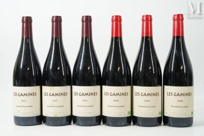 six bouteilles de vin rouge alignées