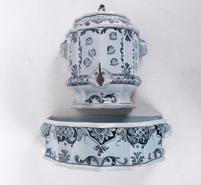 une boîte bleue et blanche sur laquelle figure une horloge