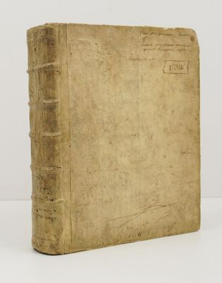 un vieux livre posé sur une table blanche
