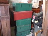 une pile de boîtes vertes et rouges empilées les unes sur les autres