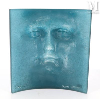 une sculpture en verre représentant le visage d'un homme sur fond blanc