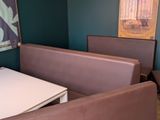 une table et deux banquettes dans un coin d'un restaurant