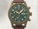 une image représentant une montre avec un cadran vert et un bracelet en cuir marron