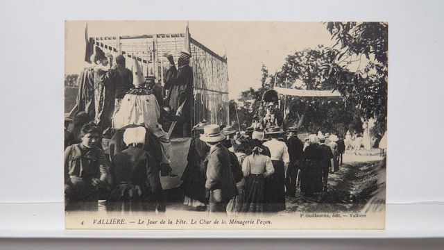 Vallière : Le Jour de la Fête. Le Char de la Ménagerie Pezon. Eta...