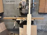 une machine posée sur une table dans une pièce