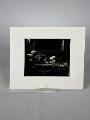 photographie en noir et blanc d'une femme allongée sur un lit dans une chambre