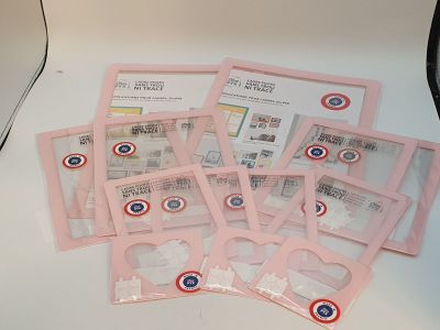 cinq sachets de désodorisant posés sur une table