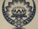 un dessin en noir et blanc représentant une fleur de lotus et un croissant de lune