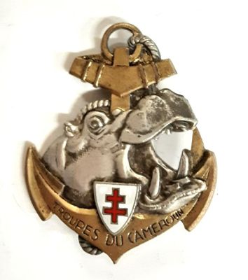 une image représentant une médaille en argent et en or sur laquelle figure une croix rouge