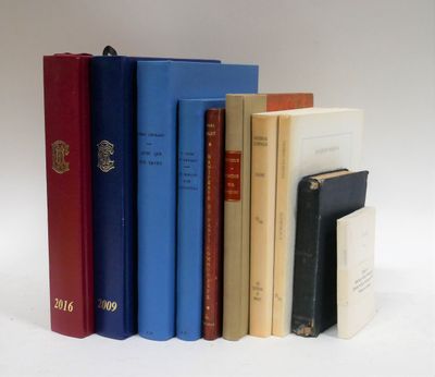 plusieurs livres sont alignés sur une surface blanche