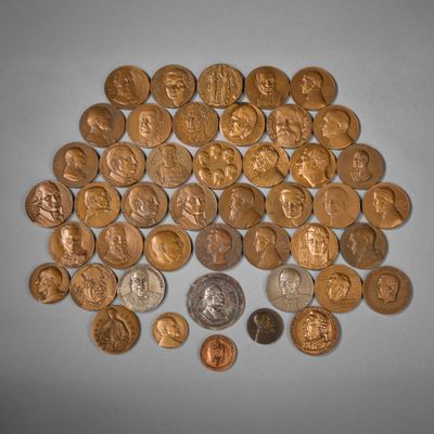 beaucoup de pièces qui sont sur la table