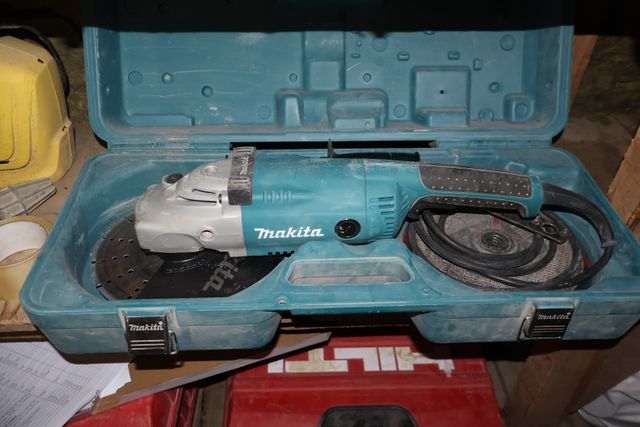 MAKITA : disqueuse 230 GA 90-20. Visite le mercredi  17 juillet d...