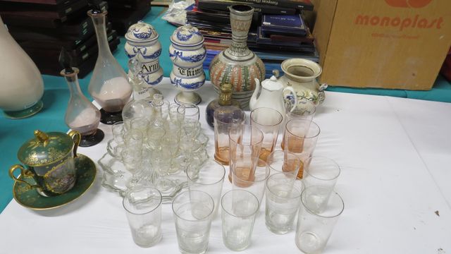 Lots comprenant : pot en Rouen, pots à pharmacie, deux carafes en...