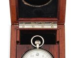 une boîte en bois avec une horloge à l'intérieur