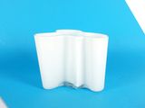 une tasse blanche posée sur une surface bleue
